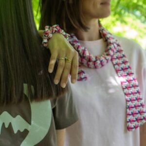ruban à nouer porté en foulard et chouchou pour cheveux rose avec charm