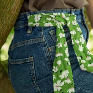 ruban à nouer en tissu porté en ceinture avec charm