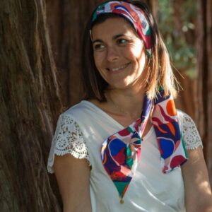 ruban à nouer porté en bandeau en tissu coloré avec charm
