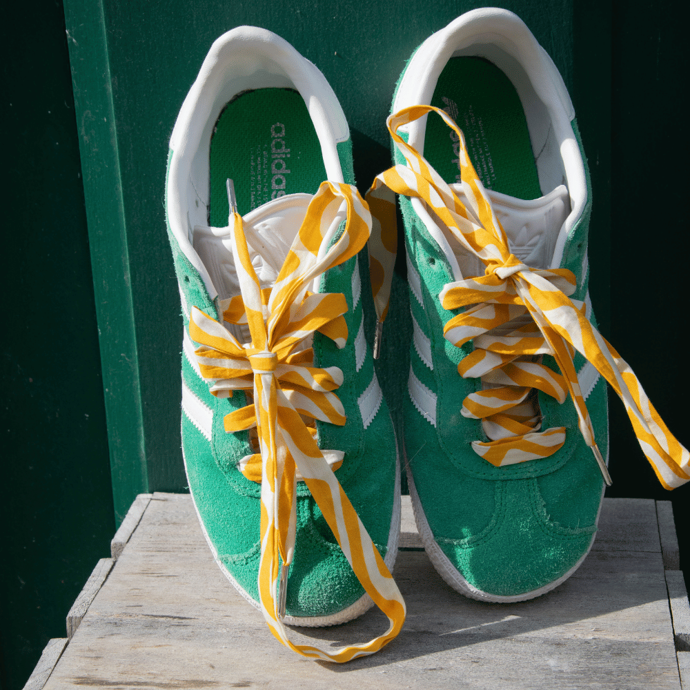 lacets adidas en tissu jaune lacets motif jaune et blanc sur adidas gazelle verte