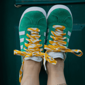 lacets en tissu motif jaune et blanc sur basket adidas