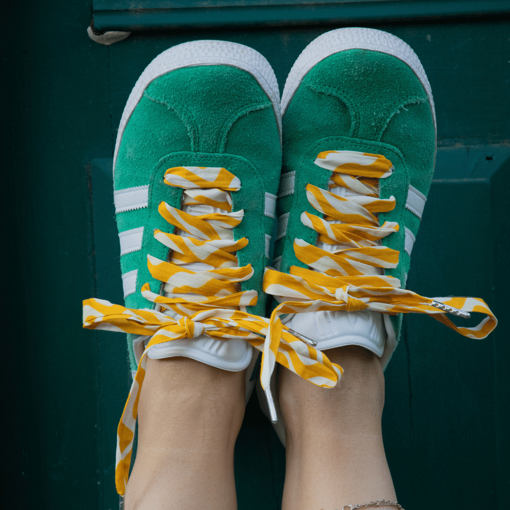 lacets adidas jaune en tissu lacets en tissu motif jaune et blanc sur basket adidas