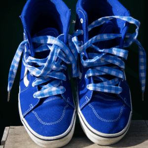 lacets en tissu vichy bleu sur vans bleu